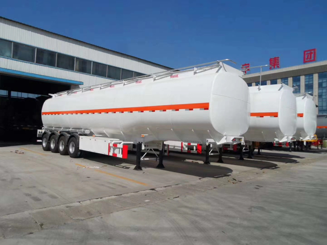 Remolque con tanque de aceite l&iacute;quido cerrado de 70 toneladas