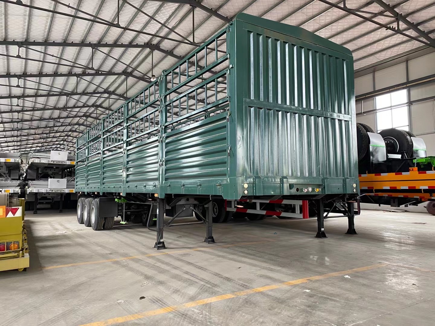 Cami&oacute;n semirremolque con valla de doble uso para exportaci&oacute;n a &Aacute;frica