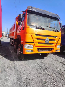Cami&oacute;n volquete HOWO de tres ejes a la venta