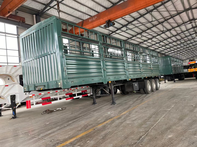Cami&oacute;n semirremolque con valla de doble uso para exportaci&oacute;n a &Aacute;frica
