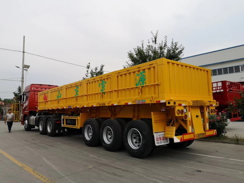 Remolque volquete hidr&aacute;ulico resistente con inclinaci&oacute;n lateral de tres ejes amarillo