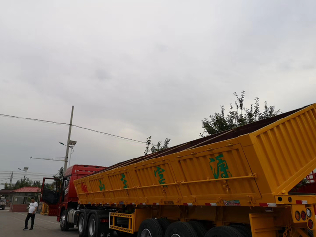 Remolque volquete hidr&aacute;ulico resistente con inclinaci&oacute;n lateral de tres ejes amarillo